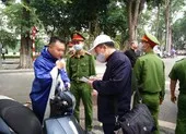 Hà Nội: Ra đường không đeo khẩu trang, 4 người bị phạt