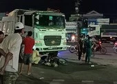 Lao thẳng vào đuôi xe tải, thanh niên tử vong tại chỗ ảnh 3 Dân tập trung coi tai nạn bất chấp lệnh cấm tụ tập