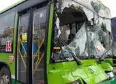 Tai nạn liên hoàn ở Bình Chánh do tránh một khúc gỗ trên đường ảnh 2 Tông ô tô liên hoàn ở An Sương, khách xe buýt hoảng loạn