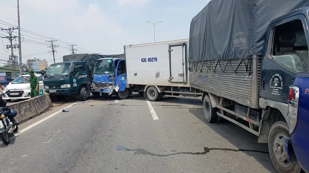Ùn tắc nhiều cây số sau cú va chạm liên hoàn ở Bình Tân ảnh 1