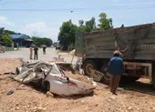 Bình Tân: 2 người đi xe máy bị xe tải cán tử vong ảnh 3 Va chạm xe tải, 3 người trên ô tô tử vong thương tâm