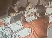 Thanh niên giật 2 sợi dây chuyền trong tiệm vàng ở Củ Chi