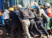 Hàng chục người đẩy xe buýt, cứu người phụ nữ bị cuốn vào gầm