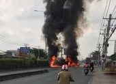 Xe ben lật, bốc cháy dữ dội trên QL1A qua quận 12