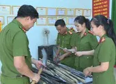 Người dân giao nộp hơn 100 loại vũ khí, vật liệu nổ 