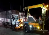 Đầu xe tải bẹp dúm vì tông đuôi xe khác, 3 người thoát chết