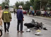 Bị xe container tông, 7 người đi đám cưới la hét trong taxi ảnh 2 Xe Vios tông xe máy rồi tông xe con, 2 người nguy kịch