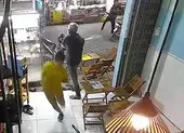 10 người dùng hung khí đập quán trà sữa ở Bình Tân