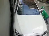 Thanh niên mặc áo GrabBike bẻ gương ô tô