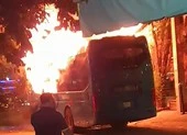 Xe giường nằm cháy dữ dội ngay trong Bến miền Đông ảnh 3 Xe khách cháy dữ dội ở Tân Bình, đường Cộng Hòa kẹt cứng