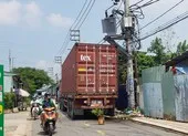 Container húc dải phân cách, tông 2 ô tô ở Bình Thạnh ảnh 3 Container va máy biến áp, hàng trăm hộ dân mất điện