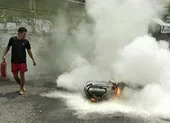 Xe máy đang chạy bốc cháy, người dân hô hoán dập lửa