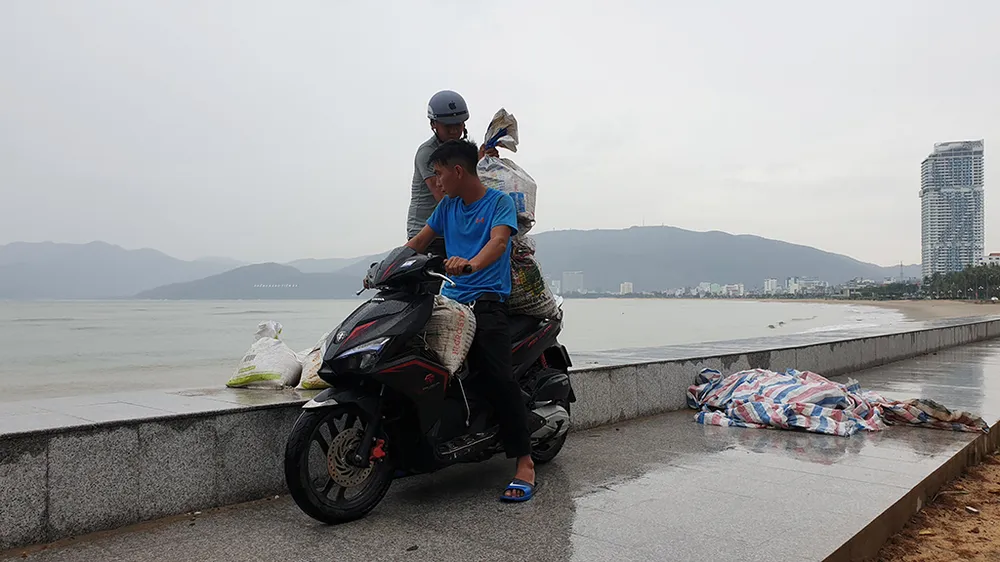 Những hình ảnh ở Quy Nhơn trước đêm bão số 9 ảnh 1 Những hình ảnh ở Quy Nhơn trước đêm bão số 9 ảnh 1