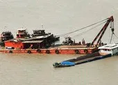 Ghe chở đất va vào sà lan trên sông Sài Gòn, 1 người mất tích ảnh 1 Sà lan và tàu tông trên sông Sài Gòn, 2 người mất tích