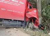 Xe chuyển phát nhanh húc gãy trụ điện ở Củ Chi