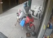 Hai tên trộm giống y hệt nhau liên tục bẻ khóa lấy xe ở Gò Vấp ảnh 3 Trộm xe máy táo tợn ở Gò Vấp