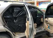 Dùng xe khách chở thuốc lá lậu từ Long An lên TP.HCM ảnh 2 Gắn chồng 2 biển số để chở thuốc lá lậu từ cửa khẩu về TP.HCM