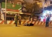 Xe Mercedes tông văng dải phân cách thép ảnh 2 Thanh niên tông dải phân cách, xe máy văng 50m ở Tân Phú