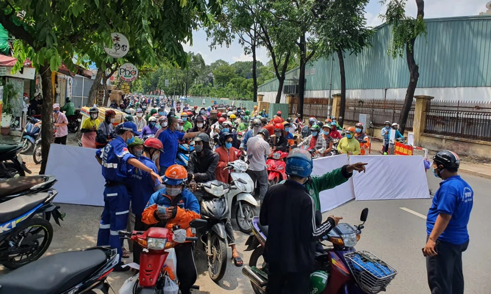 Người ra vào Gò Vấp lúng túng khi khai báo y tế điện tử ảnh 1