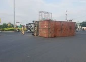 Container lật ngang ở vòng xoay An Lạc, may mắn không có thương vong