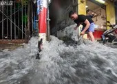 TP.HCM: Mưa lớn kéo dài, nhiều tuyến đường thành sông