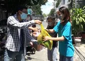 2 gia đình đi bộ về quê nhưng không được, phải tá túc ở gầm cầu ảnh 10 Chính quyền, chủ nhà trọ cùng giúp dân an tâm ở lại TP.HCM