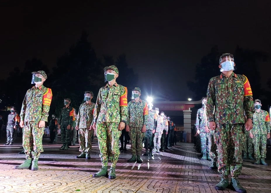 Lực lượng quân đội cùng tham gia túc trực các chốt kiểm soát dịch ảnh 11