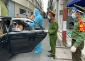 11 đoàn cán bộ thăm 30 trạm y tế lưu động ở quận 12 ảnh 3 Công an ở các chốt giúp người gặp hoạn nạn trên đường