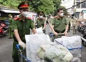 3 CSGT ở TP.HCM được Thứ trưởng Bộ Công an tới tận chốt trao bằng khen ảnh 4 Phó Giám đốc Công an TP.HCM trao quà cho người dân khu Mả Lạng