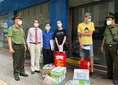 Hàng chục người nước ngoài khó khăn được công an tặng quà