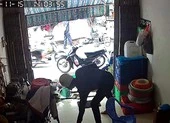Nữ shipper đi mua pizza bị mất xe do bảo vệ 'mê' xem điện thoại ảnh 2 Chủ bán cá ngủ quên, bị trộm lấy 2 điện thoại và xô đựng tiền