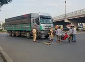 Va chạm với xe tải, người phụ nữ bị cuốn vào gầm xe