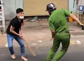 Nam thanh niên dùng gậy đánh công an ở quận 11