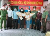 Tìm bị hại Công ty KingLand ảnh 3 Công an quận Tân Phú khen thưởng 2 nữ sinh chạy bộ bắt cướp