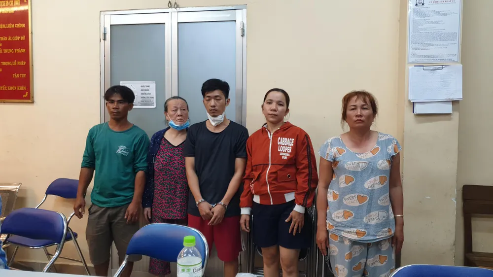 Trung, Dự , Thái, Hồng và bà Dụng tại cơ quan điều tra. Ảnh: NT