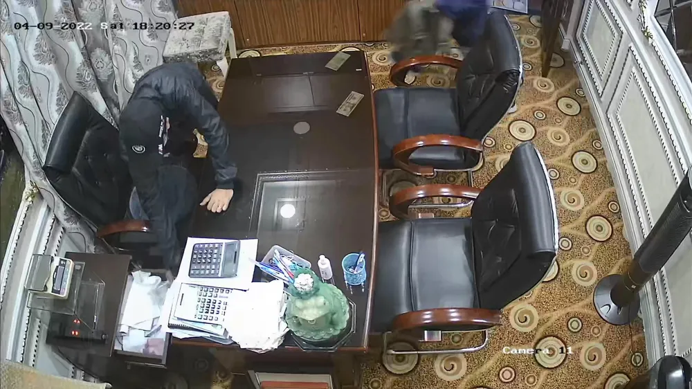 Thái và Khang lục lọi lấy tài sản bên trong. Ảnh chụp từ clip