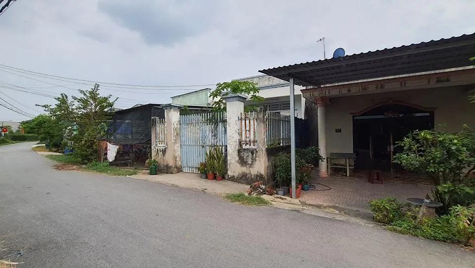 Bé A được xác định sống cùng mẹ, hai người dì và em tại ngôi nhà ở ấp Tiền, xã Tân Thông Hội, huyện Củ Chi. Ảnh: HT Bé A được xác định sống cùng mẹ, hai người dì và em tại ngôi nhà ở ấp Tiền, xã Tân Thông Hội, huyện Củ Chi. Ảnh: HT