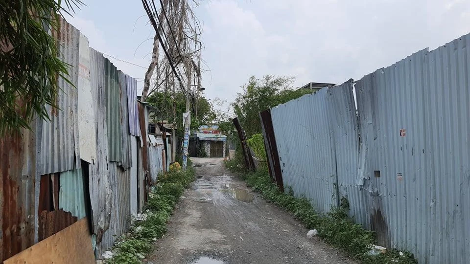Con hẻm nơi xảy ra vụ việc trên đường Trịnh Thị Miếng, xã Thới Tam Thôn, huyện Hóc Môn. Ảnh: HT