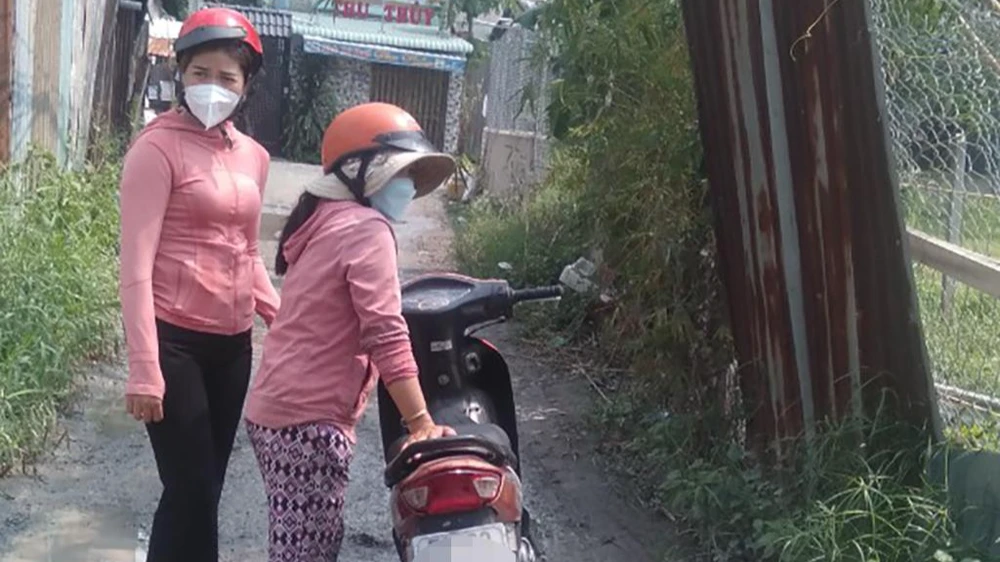 Một người đi đường đã giúp đỡ bà N khiến hai thanh niên cướp tiền bỏ đi. Ảnh: HT