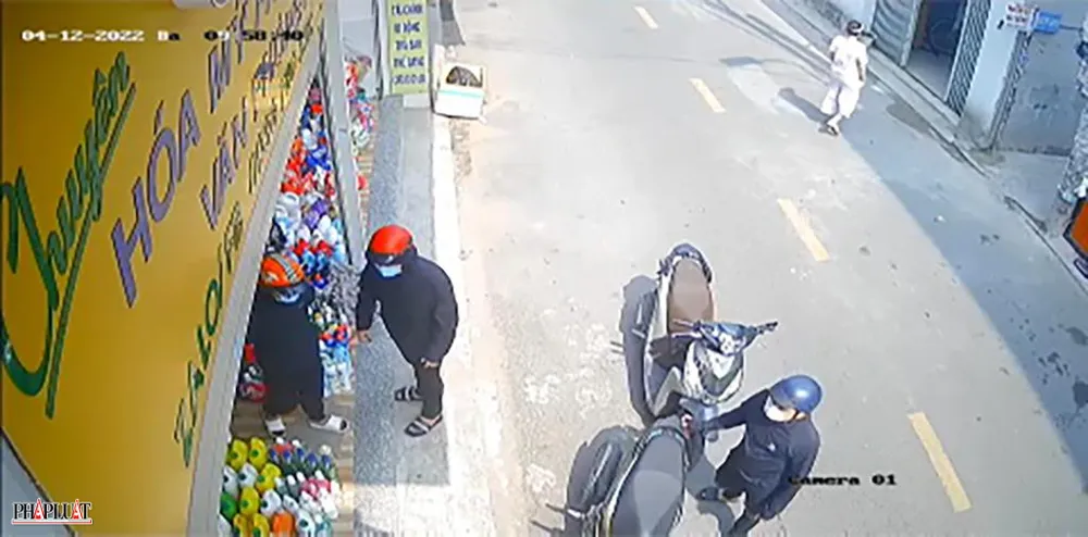 Trước đó, nhóm người tới đòi nợ tại nơi bà P buôn bán. Ảnh chụp từ clip