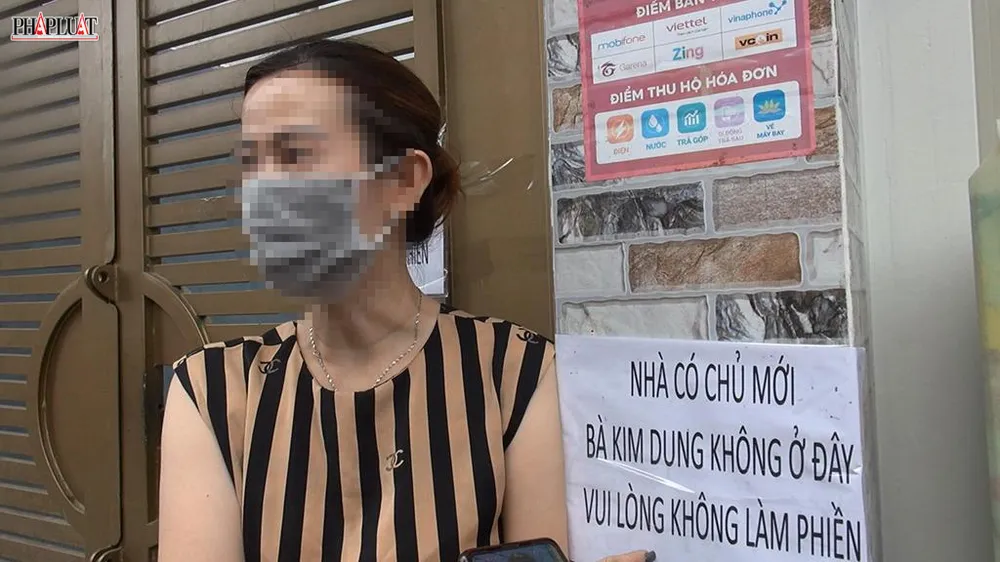 Gia đình đã dán thông báo nói rằng người nợ tiền không còn ở đây nhưng vẫn bị khủng bố. Ảnh: NT