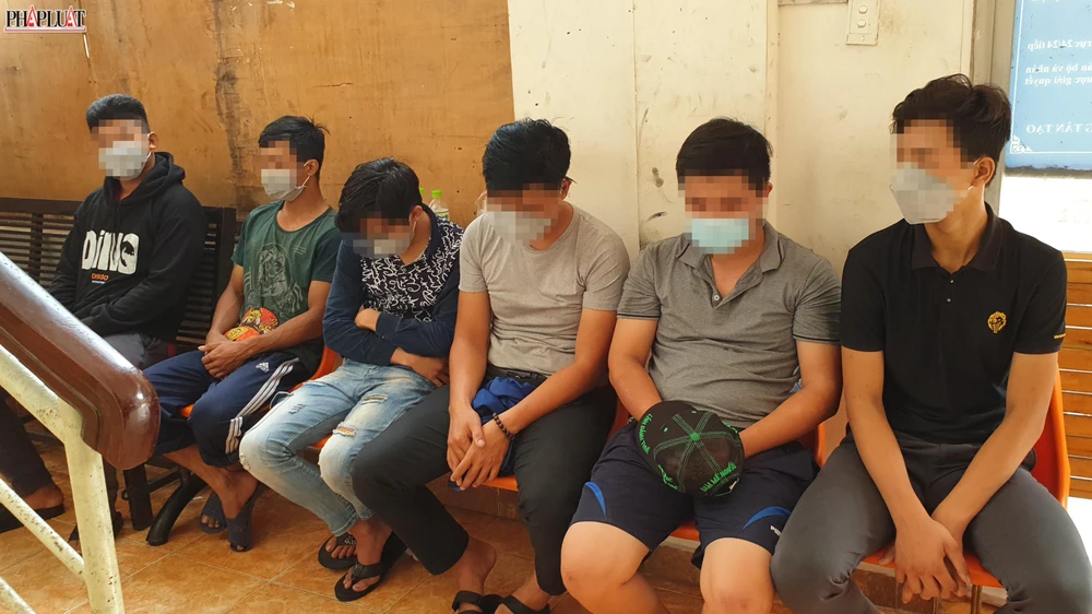 Công an phường Tân Tạo, quận Bình Tân hiện đang củng cố hồ sơ, xử lý hành chính với nhóm thanh niên. Ảnh: NT