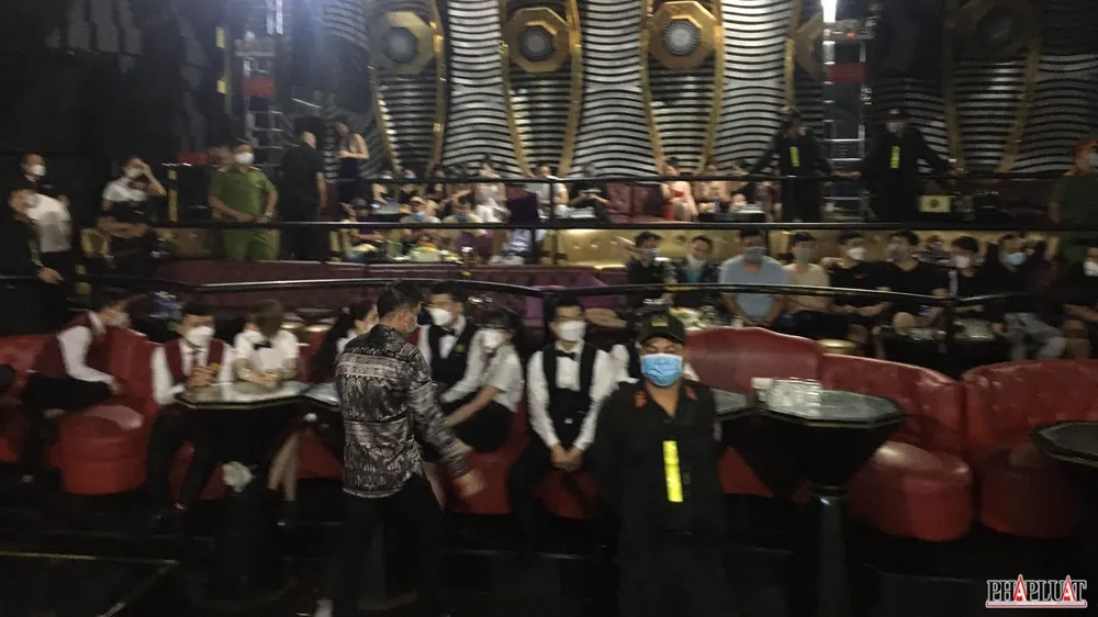 Công an ập vào quán bar Ferso ở đường Võ Văn Tần, quận 3 đưa hàng chục người về trụ sở kiểm tra. Ảnh: HT