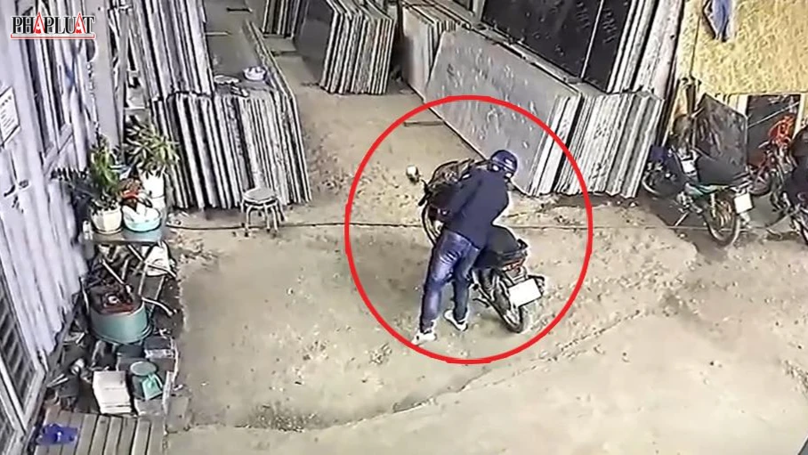 Nam thanh niên tiếp cận, trộm xe máy trong bốn giây. Ảnh chụp từ clip