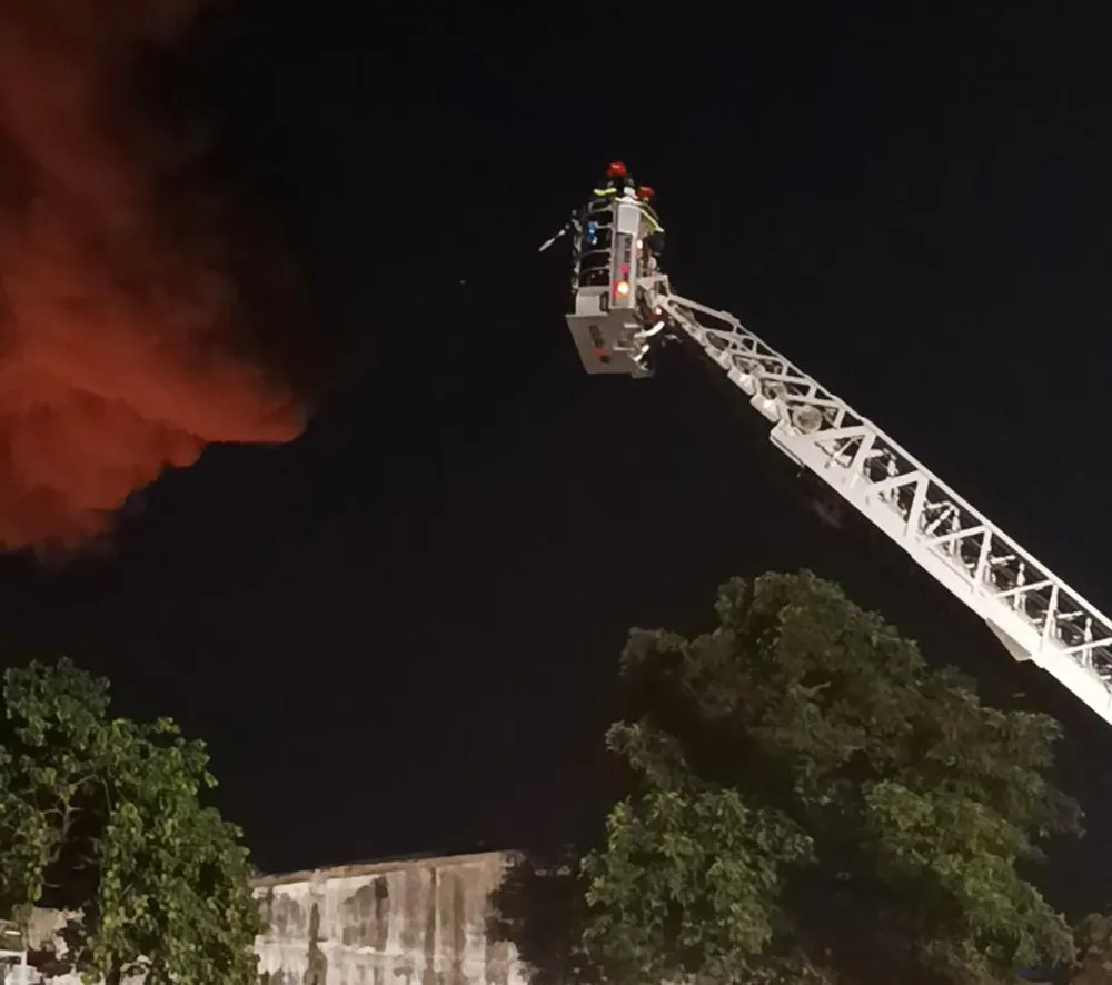 Đến khoảng 3 giờ sáng, đám cháy đã được khống chế. Ảnh: CA Đến khoảng 3 giờ sáng, đám cháy đã được khống chế. Ảnh: CA