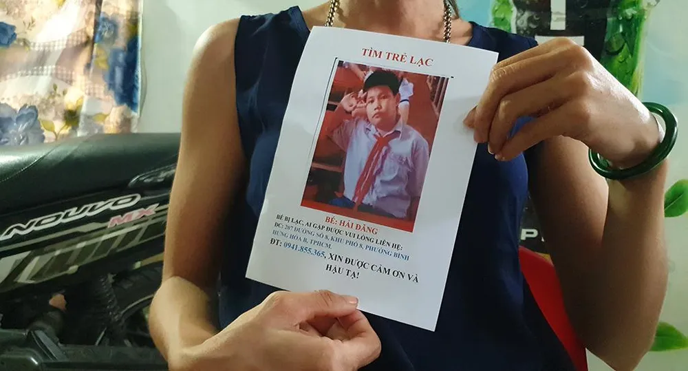 Gia đình đã dán, gửi tờ rơi ở nhiều nơi để tìm tung tích của con nhưng bất thành. Ảnh: NT