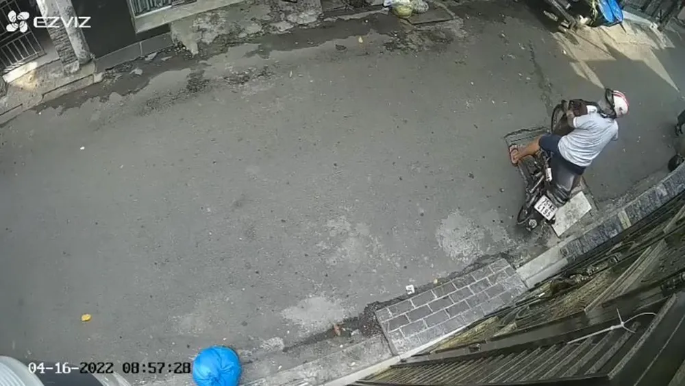 Người đàn ông sau đó lên xe rời đi. Ảnh chụp từ clip