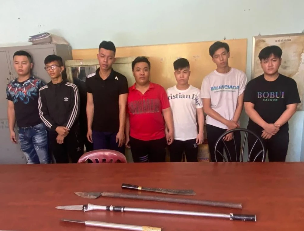 Nhóm thanh niên chuẩn bị hỗn chiến bằng các hung khí tự chế thì bị công an truy bắt. Ảnh: CA