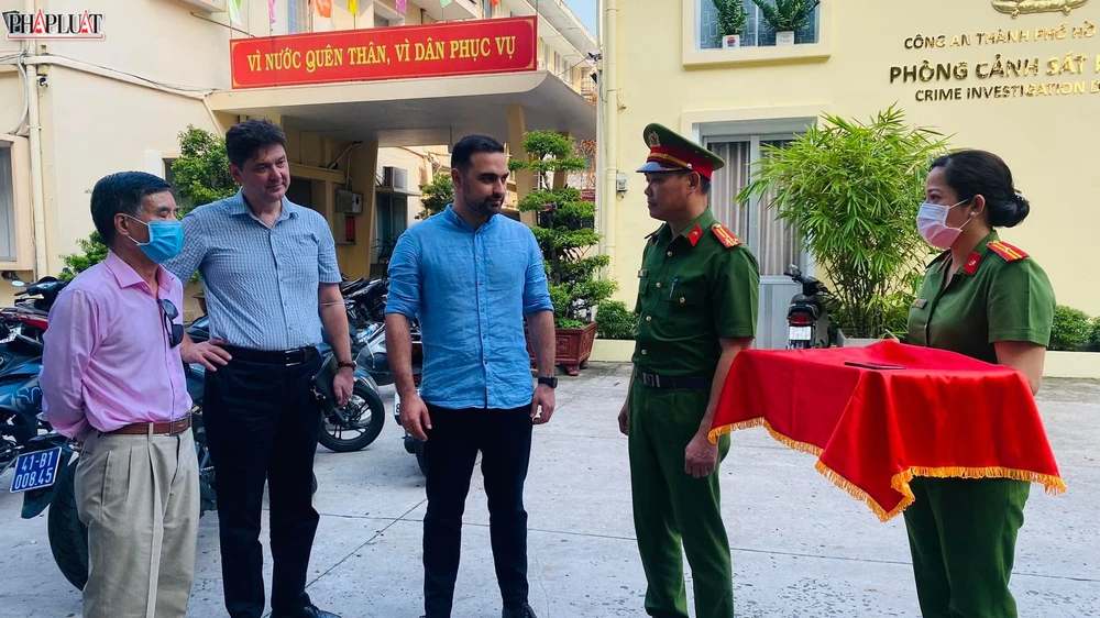 Lãnh đạo Phòng PC02 đã trao trả điện thoại cho nam du khách người Nga. Ảnh: CA