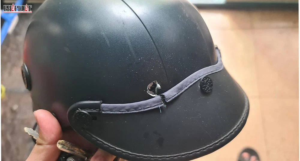 Chiếc nón bảo hiểm của anh K bị đâm thủng. Ảnh: GĐCC